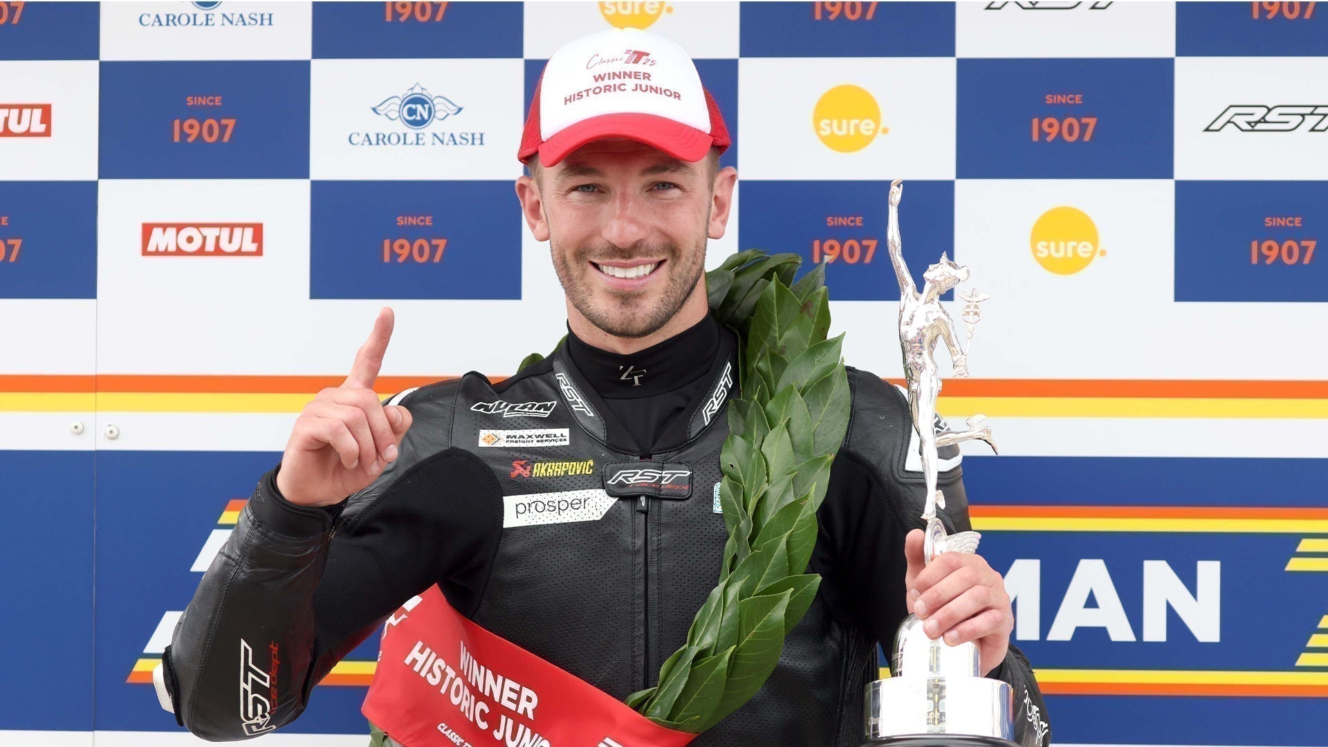 マン島クラシックTTで歴史的快挙！ZEROFITライダーが初優勝＆表彰台